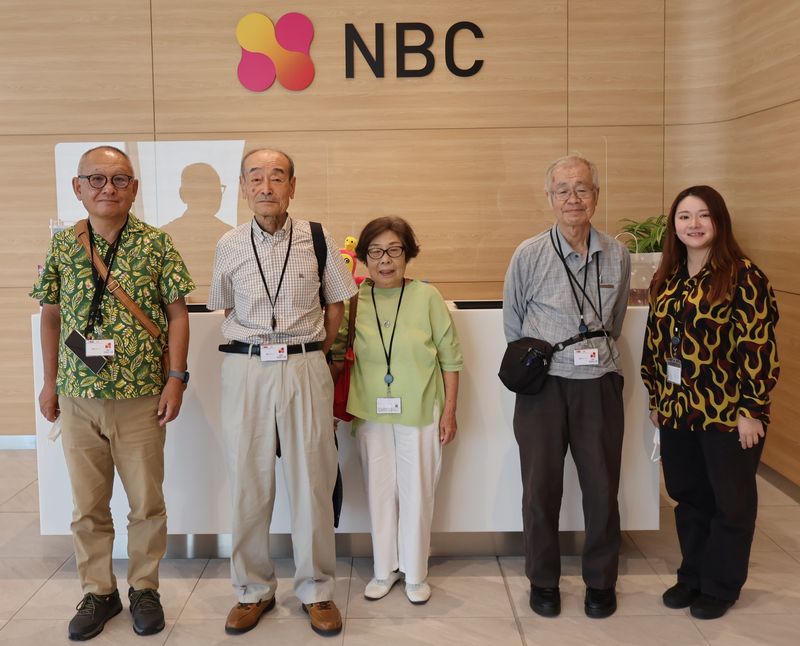 NBC玄関ロビーで記念撮影